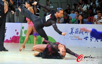 ��û�齫�ϵ�͸��ҩˮ��Ƶ������������ǿ��ֵ�ж��������� �������������ͼ������������ļ�ֵ��...